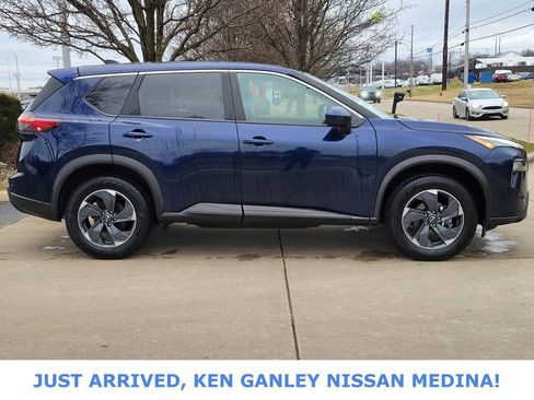 Used 2025 Nissan Rogue SV image 2