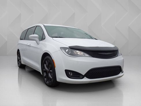 Used 2019 Chrysler Pacifica Touring Plus w/ S Appearance Package FWD image 6