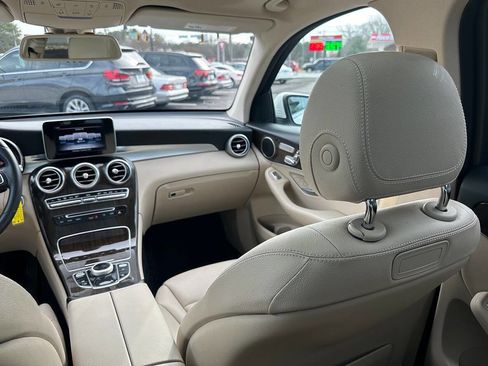 Used 2019 Mercedes-Benz GLC 300 w/ Premium Package image 19