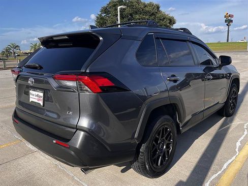 Used 2019 Toyota RAV4 LE FWD image 3
