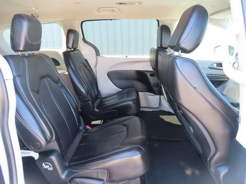 Used 2023 Chrysler Pacifica Touring-L FWD image 26