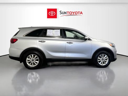 Used 2019 Kia Sorento LX FWD image 2