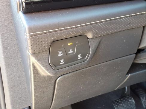 Used 2024 Volkswagen Atlas SE image 22