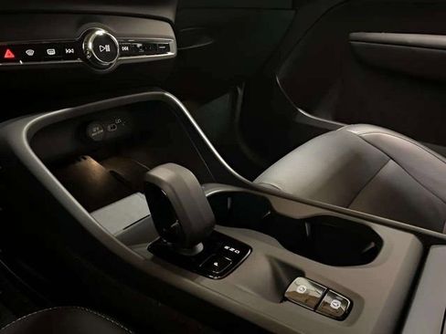 Used 2025 Volvo XC40 B5 Core image 17