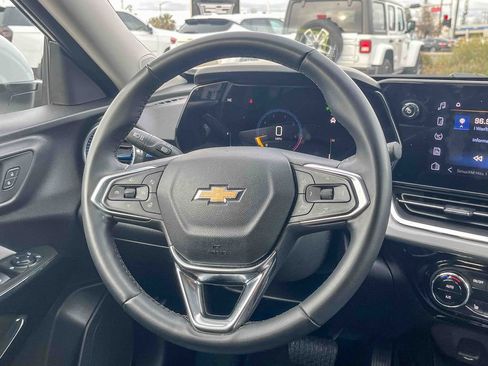 Certified 2025 Chevrolet Trax LT w/ LT Convenience Package image 18