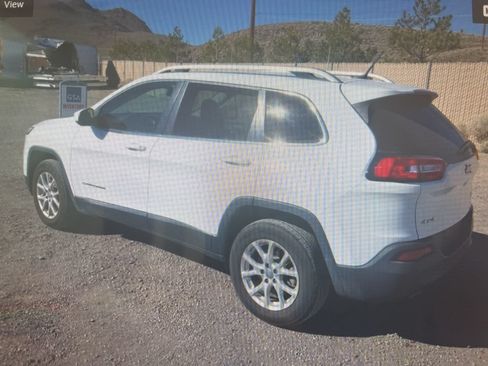 Used 2018 Jeep Cherokee Latitude w/ Safety Group AWD/4WD image 4