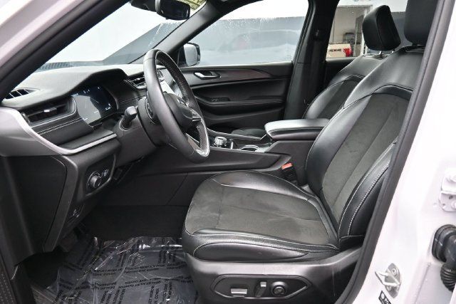 Used 2024 Jeep Grand Cherokee Altitude AWD/4WD image 13