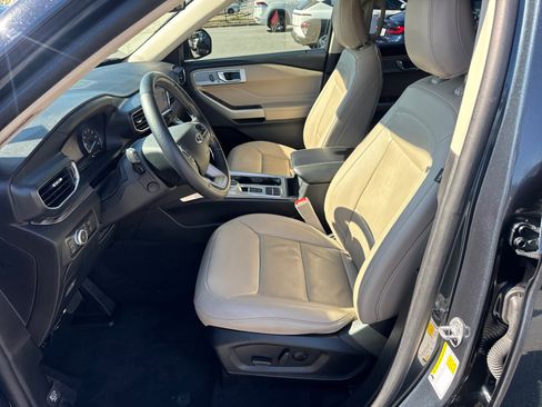 Used 2022 Ford Explorer Limited w/ Equipment Group 301A image 9