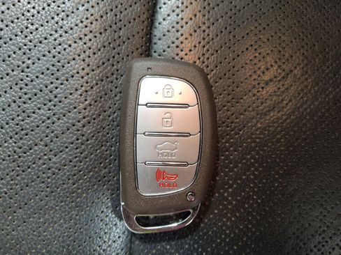 Used 2020 Hyundai Elantra Limited w/ Ultimate Package 03 FWD image 32
