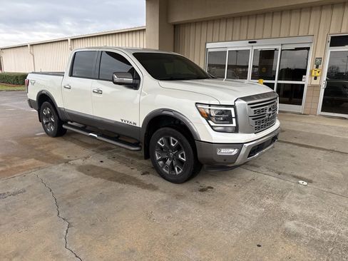 Used 2024 Nissan Titan Platinum Reserve w/ Moonroof Package image 17