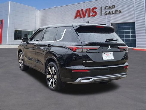Used 2025 Mitsubishi Outlander SE FWD image 3