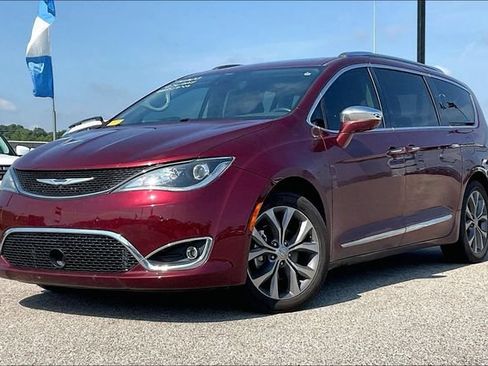 Used 2019 Chrysler Pacifica Limited w/ Tire & Wheel Group FWD image 3