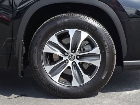 Used 2025 Toyota Highlander XLE FWD image 8