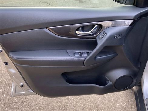 Used 2019 Nissan Rogue SV w/ Premium Package image 12