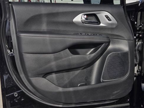 New 2026 Chrysler Pacifica Limited w/ S Appearance Package image 17