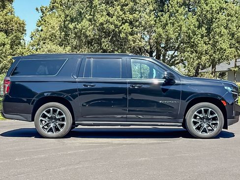 Used 2024 Chevrolet Suburban RST w/ Luxury Package AWD/4WD image 3