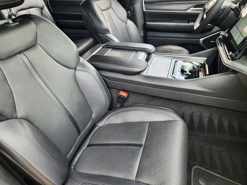 Certified 2024 Jeep Wagoneer Series II w/ Flexible Seating Group RWD image 13