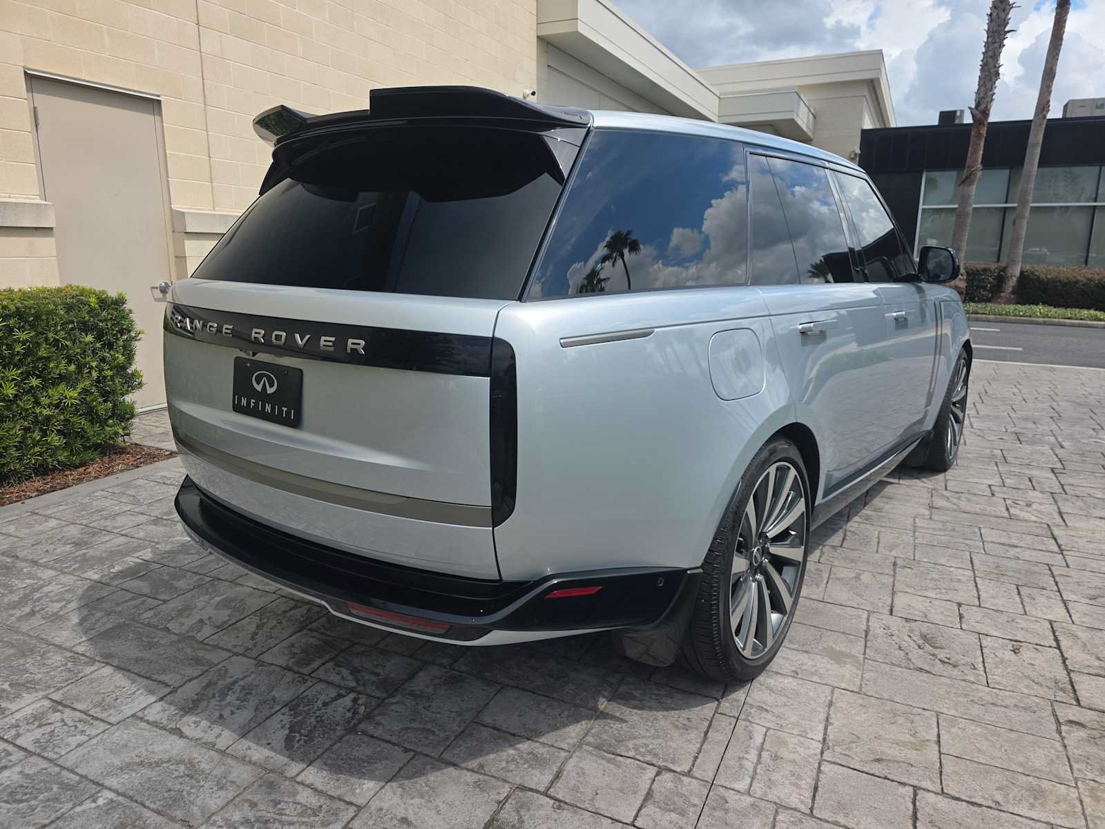 Used 2025 Land Rover Range Rover SE AWD/4WD image 3