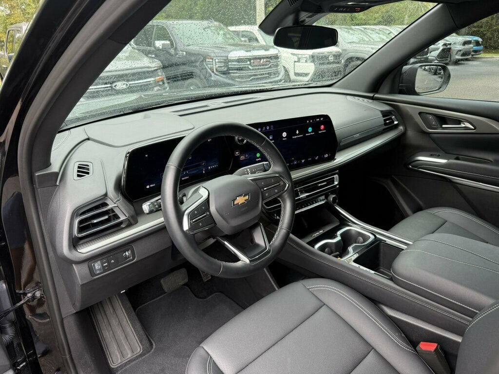 Used 2026 Chevrolet Traverse LT FWD image 3