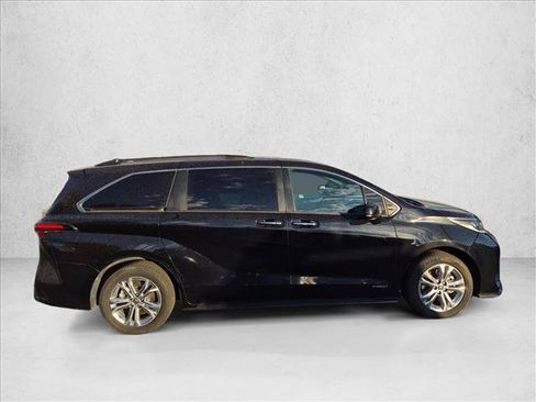 Used 2021 Toyota Sienna XSE w/ XSE Plus Package AWD/4WD image 4