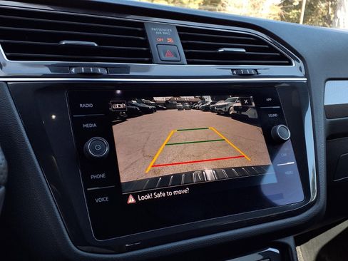 Certified 2023 Volkswagen Tiguan SE R-Line image 10