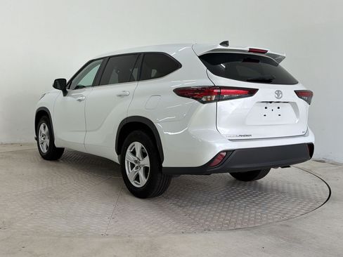 Used 2025 Toyota Highlander LE FWD image 3
