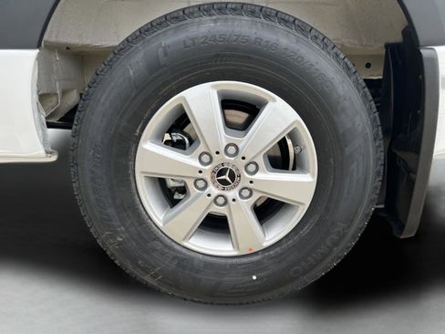 Used 2024 Mercedes-Benz Sprinter 2500 image 11