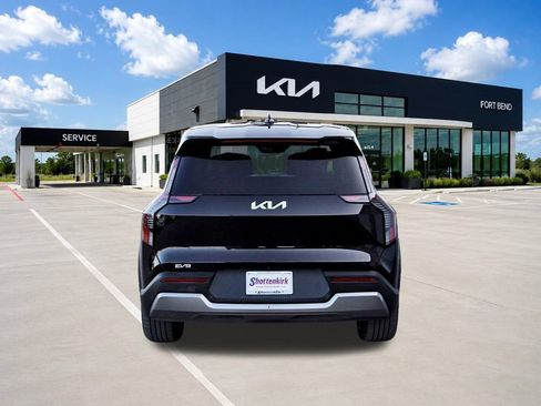 Used 2024 Kia EV9 Light Long Range RWD image 6