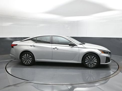 Used 2024 Nissan Altima 2.5 SV FWD image 15