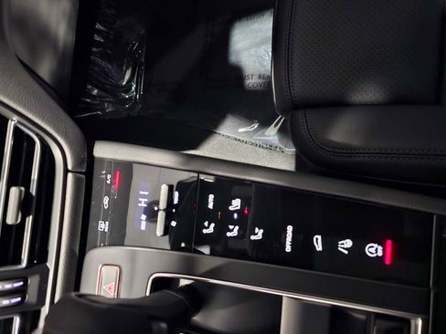 Used 2025 Porsche Macan image 28
