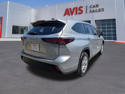 Used 2024 Toyota Highlander LE image 6