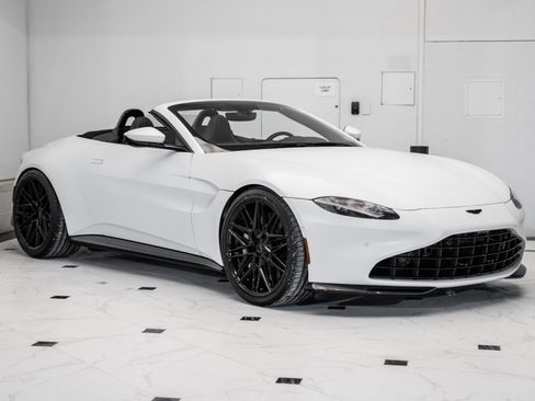 Used 2023 Aston Martin V8 Vantage Roadster image 1