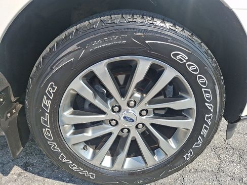 Used 2018 Ford Expedition Limited w/ Equipment Group 301A AWD/4WD image 8