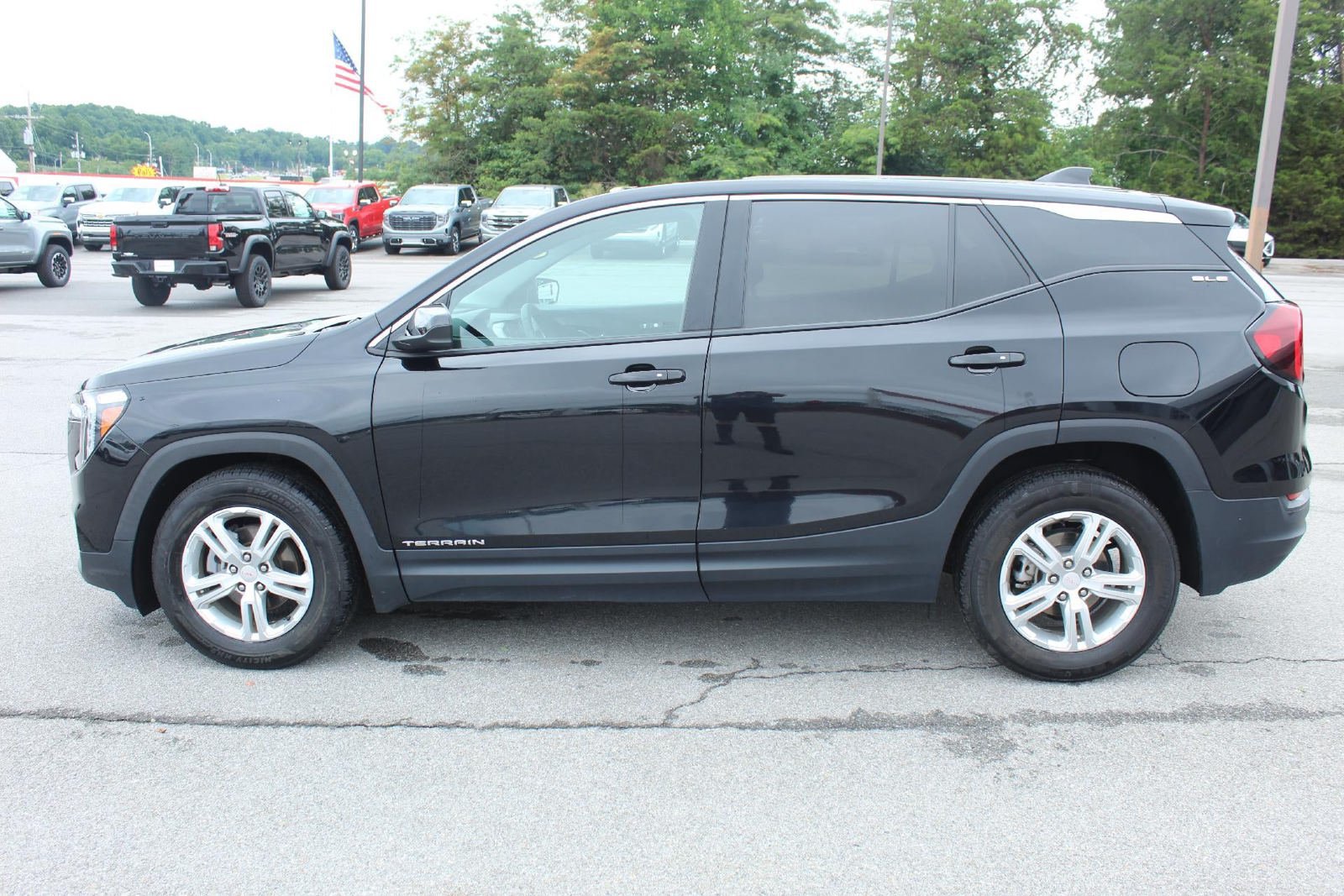 Used 2024 GMC Terrain SLE FWD image 4