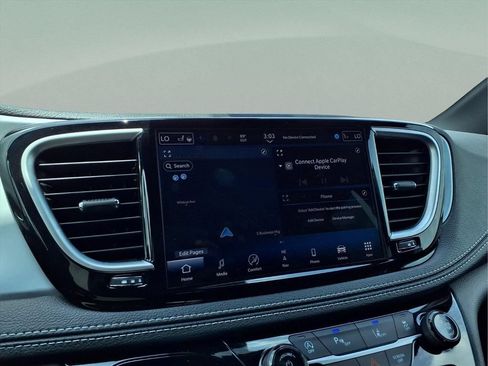 Used 2025 Chrysler Pacifica Limited FWD image 10
