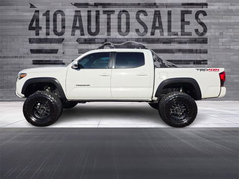 Used 2018 Toyota Tacoma TRD Off-Road w/ Technology Package AWD/4WD image 7