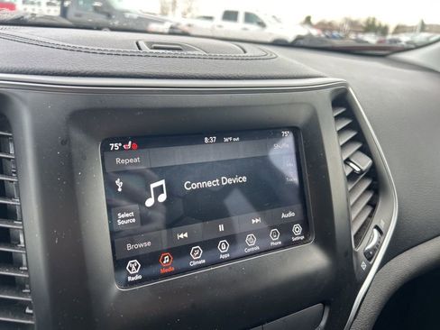 Used 2019 Jeep Cherokee Latitude Plus w/ Comfort/Convenience Group image 17