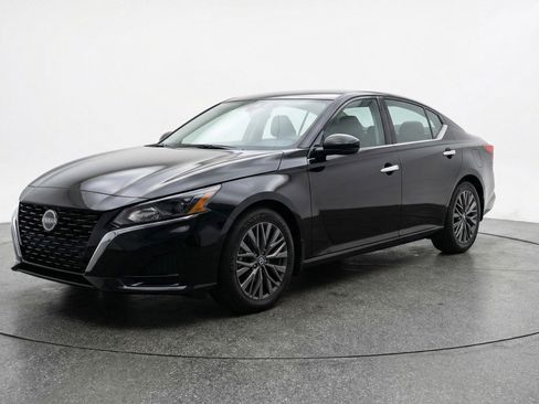Used 2025 Nissan Altima 2.5 SV FWD image 3