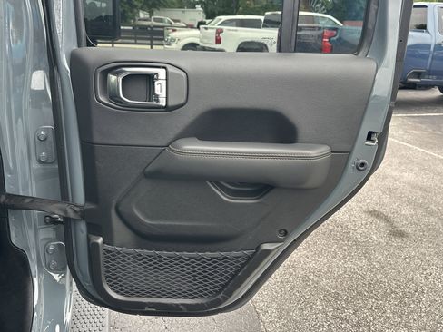 Used 2025 Jeep Wrangler Unlimited Sahara AWD/4WD image 17