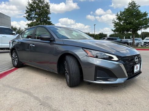 Used 2025 Nissan Altima 2.5 SV FWD image 4