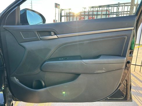 Used 2018 Hyundai Elantra Limited FWD image 10