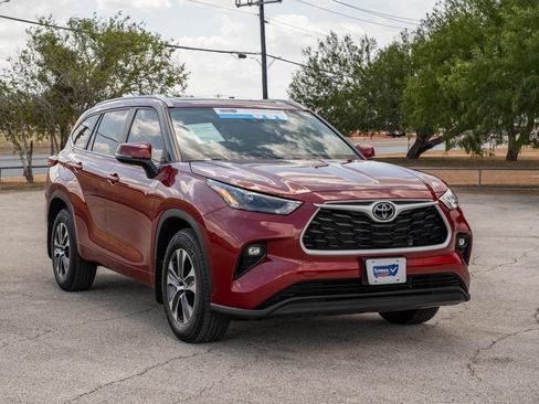 Used 2023 Toyota Highlander XLE FWD image 2