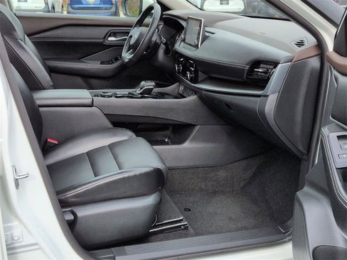 Used 2022 Nissan Rogue SV w/ SV Premium Package image 21