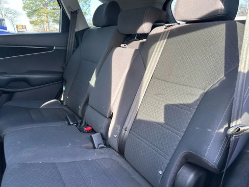 Used 2018 Kia Sorento L image 10