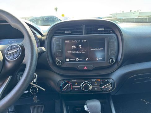 Used 2025 Kia Soul LX w/ LX Technology Package FWD image 17
