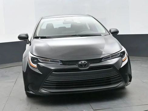 Used 2025 Toyota Corolla LE image 3