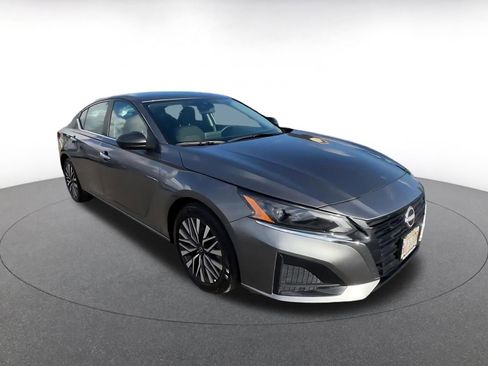 Used 2025 Nissan Altima 2.5 SV FWD image 3