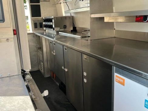 Used 2022 Mercedes-Benz Sprinter 4500 image 24