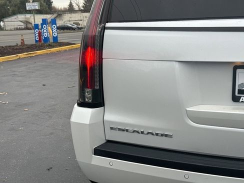 Used 2020 Cadillac Escalade ESV Luxury image 36