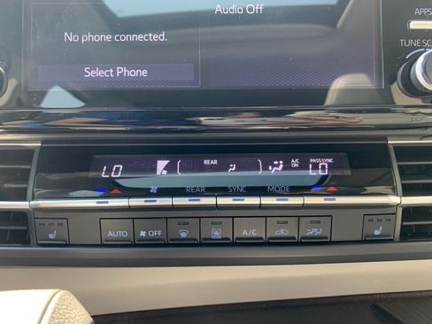 Used 2022 Toyota Sienna XLE AWD/4WD image 21